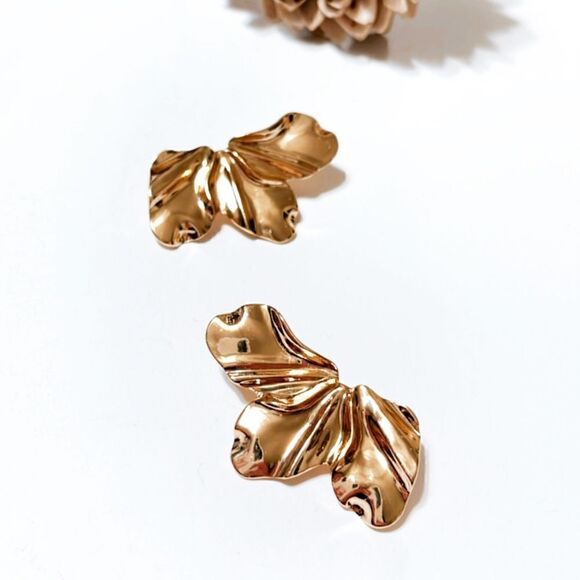 Textured flower earrings in gold M82 - Picture 3 of 7